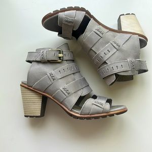 Sorel sandal, Nadia Buckle in Kettle Grey, Size 8. Barely worn, like new.